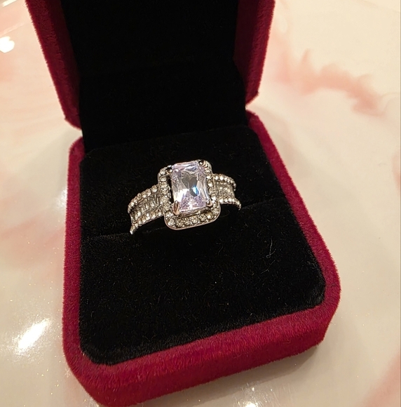 Modern Ring - Picture 1 of 3